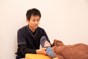 下川接骨院はりきゅうマッサージ院坂戸院の足の施術画像