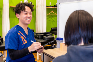 保谷駅南口の接骨院・はり灸院のカウンセリング風景画像です。