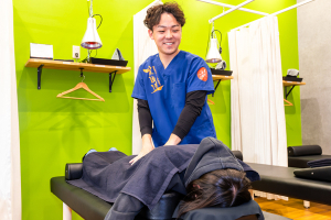 保谷駅南口の接骨院・はり灸院の整体の施術風景画像です。