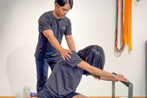 コンディショニクス　代官山店の肩こりの施術風景画像です。