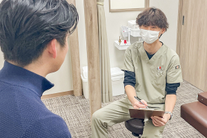 鶴ヶ峰鍼灸接骨院のカウンセリング風景