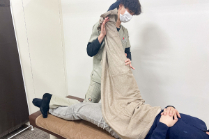 鶴ヶ峰鍼灸接骨院の骨盤矯正施術画像