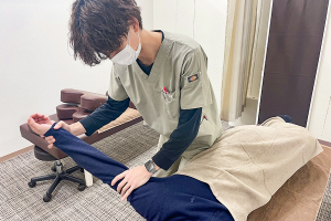鶴ヶ峰鍼灸接骨院の肩の施術画像