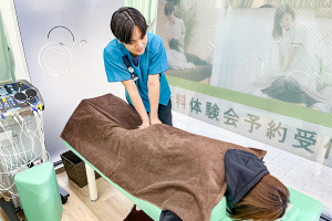 こころ整体院　東新宿院の骨盤矯正の施術風景画像です。