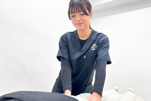 ほねキング神田駅北口整骨院の腰の施術です。