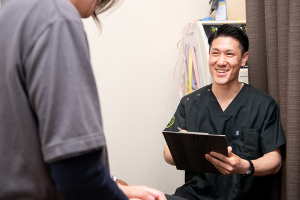 御殿山トラストタワー整骨院のカウンセリング風景画像です。