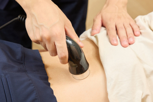 上板橋かまた鍼灸接骨院の腰痛の施術風景画像です。