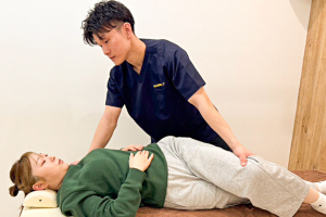 まつもと接骨院（行徳駅前）の腰痛の施術風景画像です。