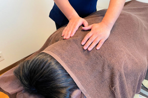 シャローム鍼灸院の肩こりの施術風景画像です。