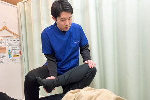 やまと鍼灸整骨院の骨盤矯正の施術風景画像