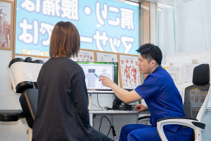 武蔵新城よこお整骨院のカウンセリング風景