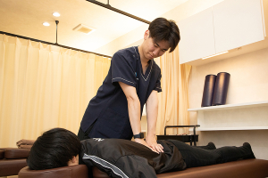 千歳烏山かなで鍼灸接骨院の整体の施術風景画像