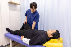 マーサ鍼灸整骨院　ハト浜町院の骨盤矯正の施術風景画像