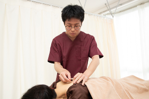 アイの花鍼灸院の肩こりに対する施術風景画像