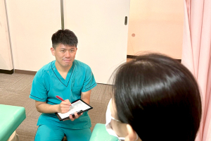 ゆうしん接骨院　滝山【鍼灸】のカウンセリング風景画像です。