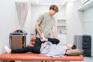 パレット整骨院の骨盤矯正施術の施術風景画像です。