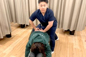 名倉堂鍼灸院・接骨院　イオン戸畑院の腰痛の施術風景画像です。