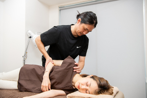 鍼灸院ワタ　中目黒院の肩こりの施術風景画像です。