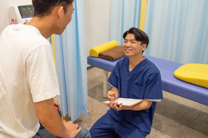 マーサ鍼灸整骨院　イオンモール福岡院のカウンセリング風景画像です。