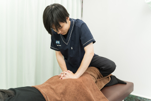 志木かなで接骨院の整体の施術風景画像です。