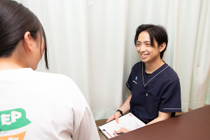 大森かなで接骨院のカウンセリング風景画像です。