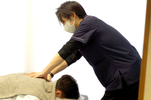 大森かなで接骨院の肩こりの施術風景画像です。