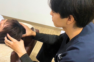 ほねキング 流山おおたかの森整骨院の整体の施術風景画像