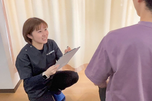 らいおん整骨院　喜多見店のカウンセリング風景画像です。