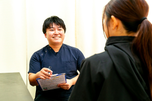みつとも鍼灸整骨院・整体院　新宮院のカウンセリング風景画像です。