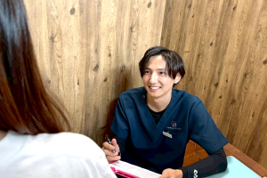 爽美感整骨院のカウンセリング風景画像です。