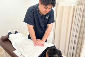 ほねキング整骨院 南柏駅前院の整体施術の風景画像