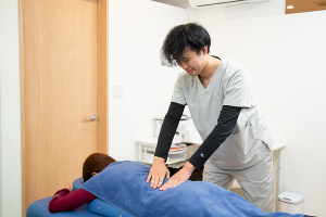 浜松 にしづか整骨院・整体院の整体の施術風景画像