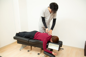 浜松　にしづか整骨院・整体院のトムソンベッドの施術風景画像です。