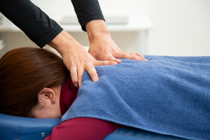 浜松　にしづか整骨院・整体院の肩こりに対する施術風景画像です。