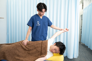 マーサ鍼灸整骨院 綱島院の整体の施術風景画像です。