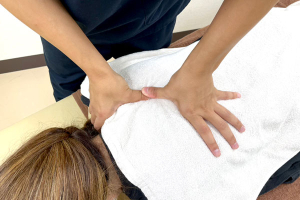 すずらん接骨院　金山駅前院の肩こりの施術風景画像です。