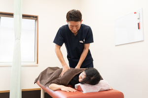 かわばた整骨院　姶良院の骨盤矯正の施術風景画像