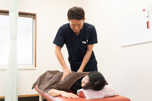 かわばた整骨院　姶良院の腰痛の施術風景画像です。