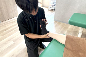 ＧＲＯＷＵＰ鍼灸整骨院　香里園駅前の膝痛の施術風景画像です。