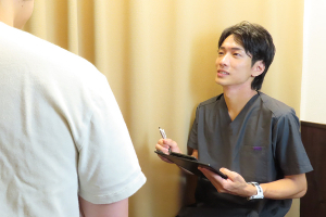 新宿御苑駅前整体院の整体のカウンセリング風景画像です。