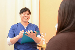 桐生の整骨院のカウンセリング風景画像です。