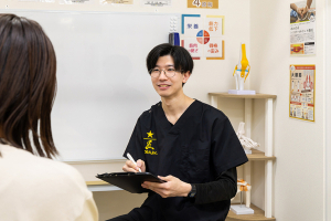 環状通東あおば接骨院・はりきゅう院のカウンセリング風景画像です。