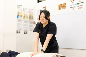 環状通東あおば接骨院・はりきゅう院の骨盤矯正施術の施術風景画像です。