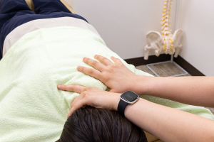 環状通東あおば接骨院・はりきゅう院の肩こりの施術風景画像です。