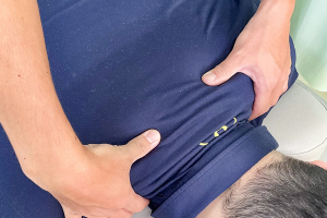 おやま花垣整骨院　小山院の肩こりの施術風景画像です。