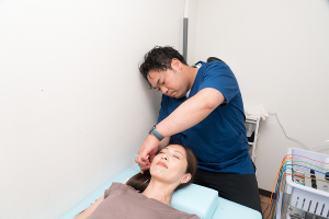 悠和接骨院・鍼灸院　都筑ふれあいの丘駅院の美容鍼施術の施術風景画像です。