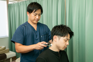 縁～ｅｎ～鍼灸整骨院　日根野院の肩こりに対する施術風景画像