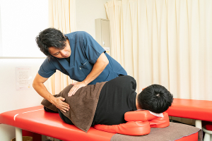 縁～ｅｎ～鍼灸整骨院　岸和田院の骨盤矯正の施術風景画像