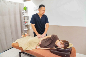 イーライフ鍼灸接骨院　豪徳寺院の骨盤矯正の施術風景画像
