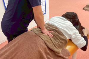 まいれ鍼灸整骨院・整体院 松井山手院の整体の施術風景画像